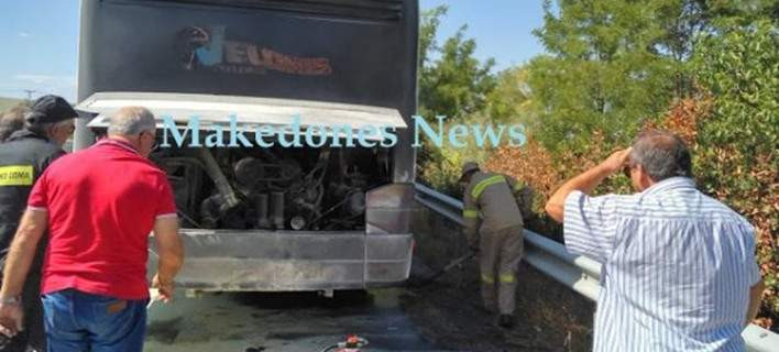 Φωτιά σε τουριστικό λεωφορείο έξω από τη Λάρισα, στο Κιλελέρ [εικόνες, βίντεο]